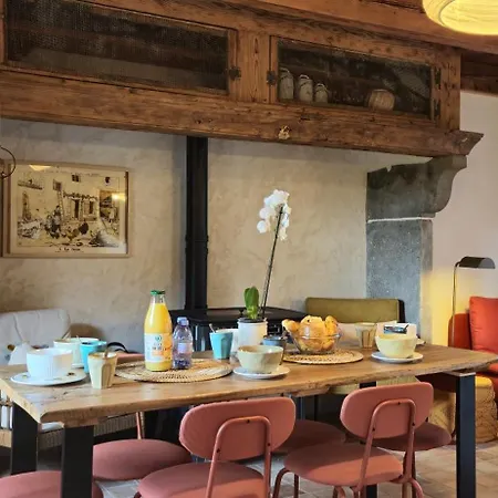 Dom wakacyjny La Maison Chez Lisette Avec Piscine Et Terrain De Petanque Prive Au Bord De L'allier !